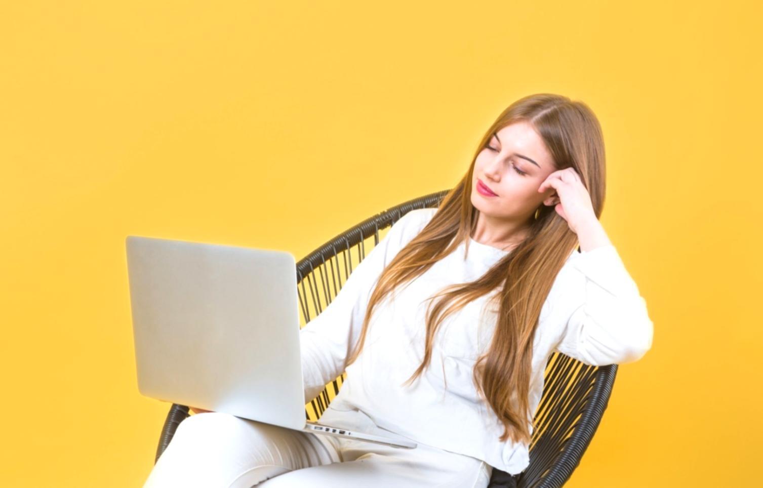 Werkplek met meerdere monitoren voor game testing